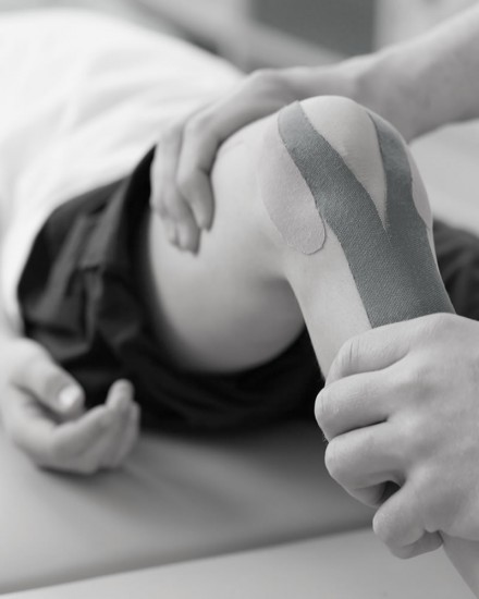 Behandlung einer Knieverletzung bei einem Kind